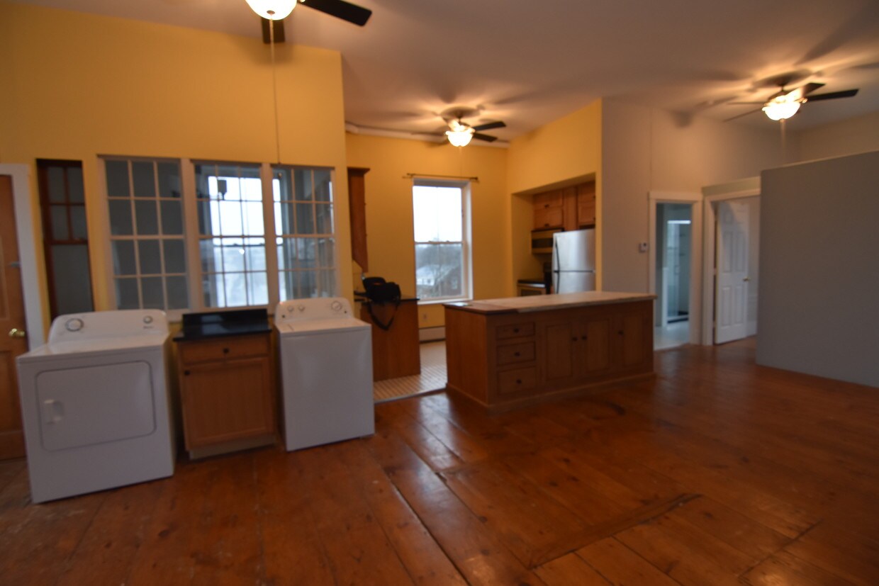 Primary Photo - 28 E Main St