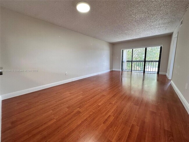 Building Photo - 8875 Fontainebleau Blvd