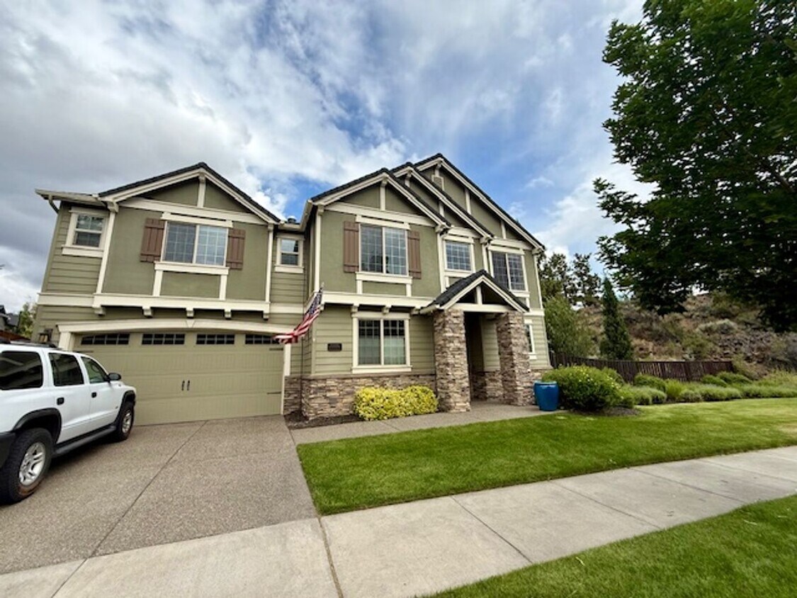 Foto principal - Spacious 3-Bedroom + Bonus Room Home in La...