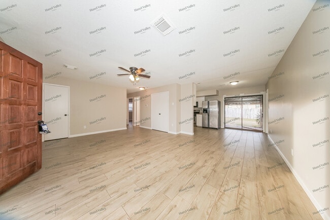 Foto del edificio - 1329 McGregor Dr