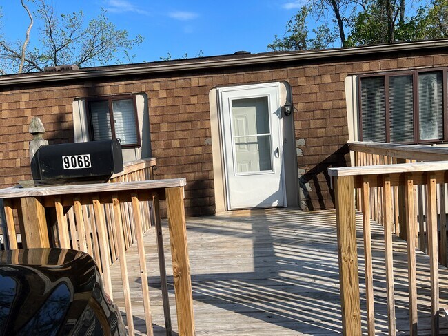 Building Photo - 906 Valley View Dr