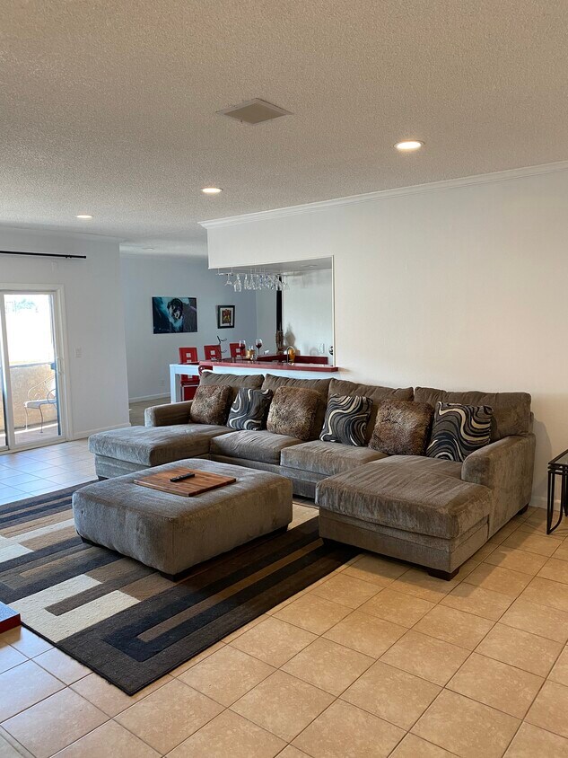 Foto principal - 6240 Whitsett Ave