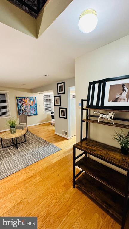 Foto del edificio - 1111 Dennis Ave