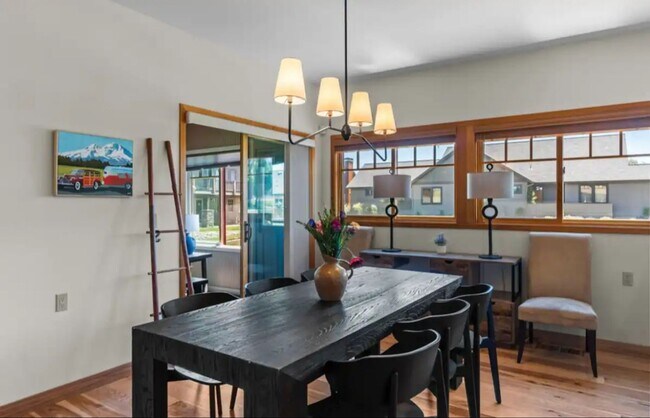 Foto del edificio - Stunning 4-bedroom/2-bath with pristine Mt. Views in Pine Meadow!