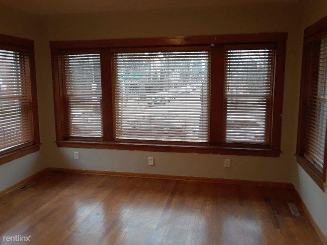 Building Photo - 2 br, 1 bath  - 4626 N Hamlin Ave Apt 1