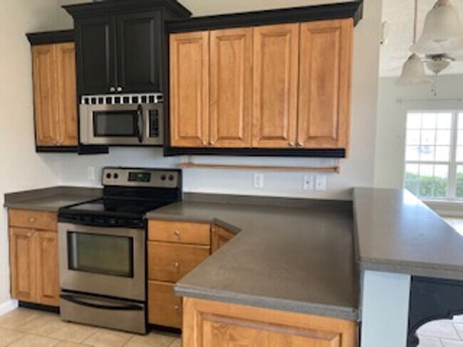 Foto del edificio - Charming 3 BR/2.5 bath  in a quiet, well-kept neighborhood. Convenient to schools, Tyndall AFB, s...