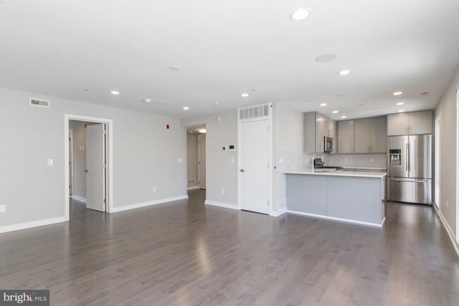 Building Photo - 712 S Sartain St