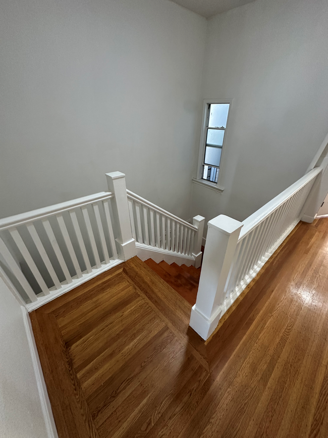 Building Photo - Spacious 4-Bedroom Duplex Upstairs Unit fo...