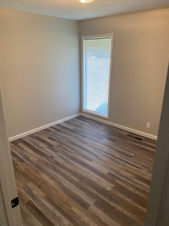 Building Photo - 1411 Stadium View Dr