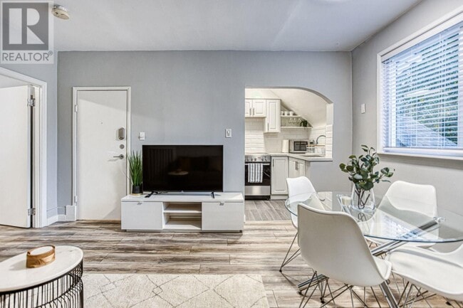 Photo du bâtiment - 233 W 13th Ave
