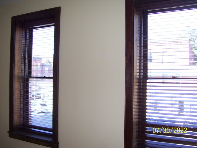 Persianas de madera incluidas - 751 N Salina St