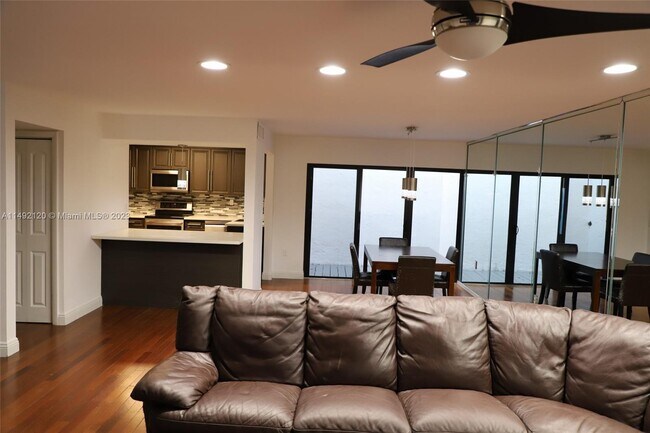 Foto del edificio - 6755 NW 169th St