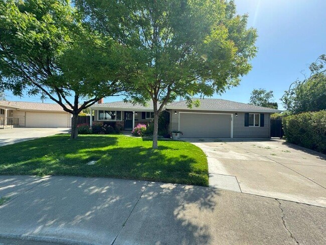 Building Photo - Stunning 3-Bedroom Home with Pool in South...