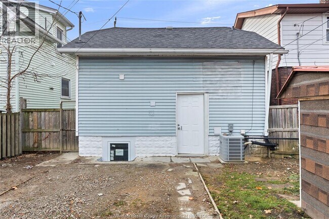 Photo du bâtiment - 242 Josephine Ave