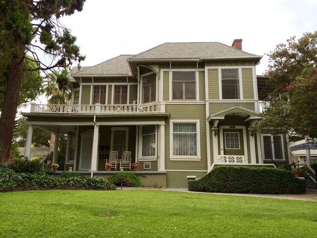 Building Photo - 120 E Fern Ave