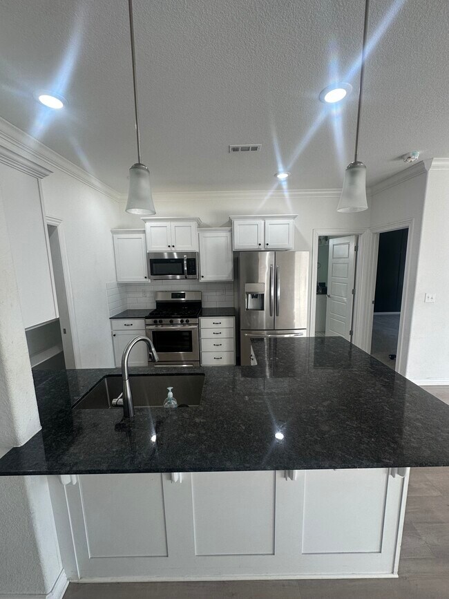 Foto del edificio - 1021 Lakeview Dr