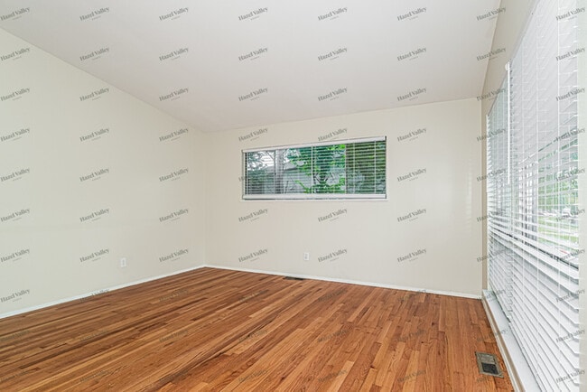 Foto del edificio - 585 Versailles Dr