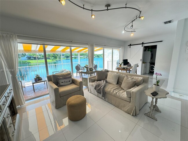 Foto del edificio - 7002 Holly Rd