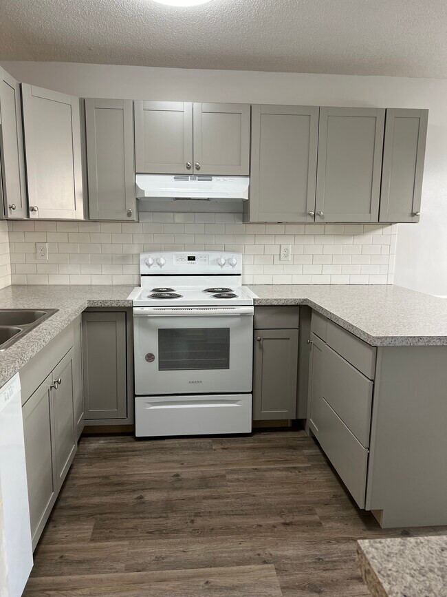 Building Photo - 305 Cornelia Dr