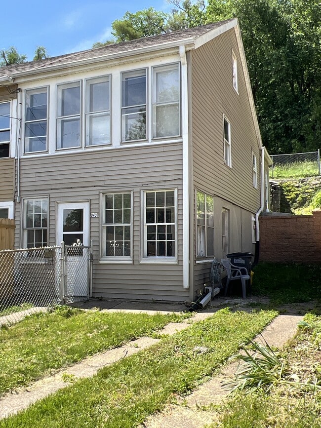 Building Photo - 943 High Bluff St