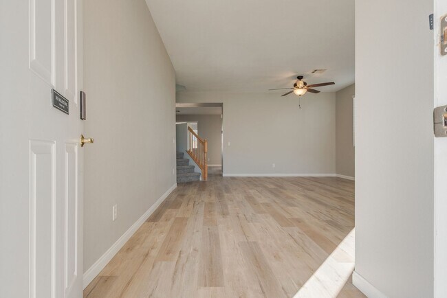 Building Photo - Recently Renovated 4 Bed/4Bath w 3 Car Gar...