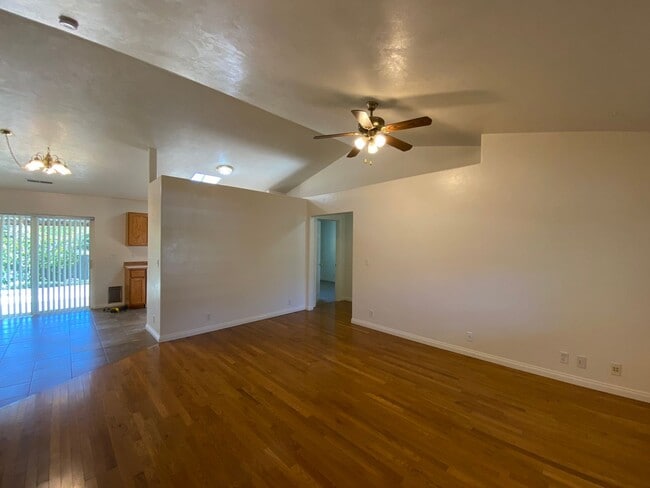 Building Photo - Charming Veneta Home!