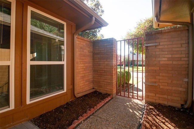 Building Photo - 2205 Red Oak Ln