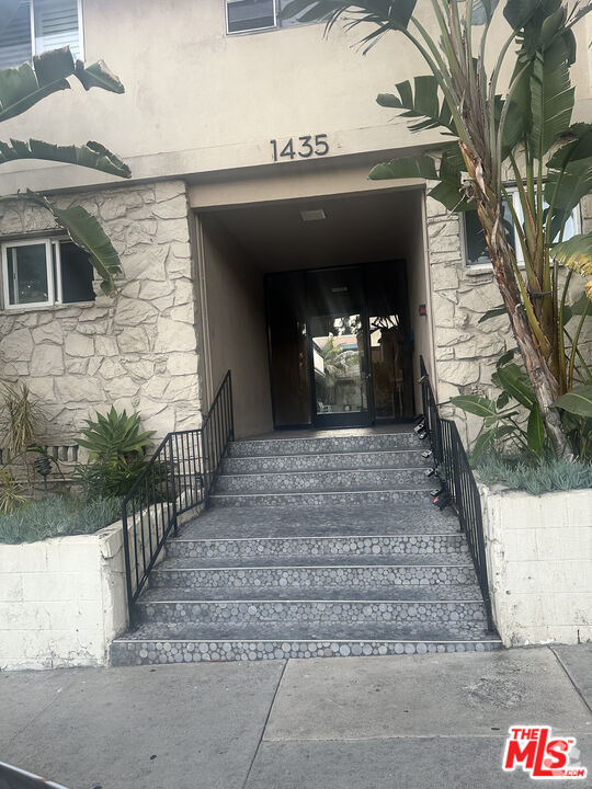 Building Photo - 1435 N Fairfax Ave