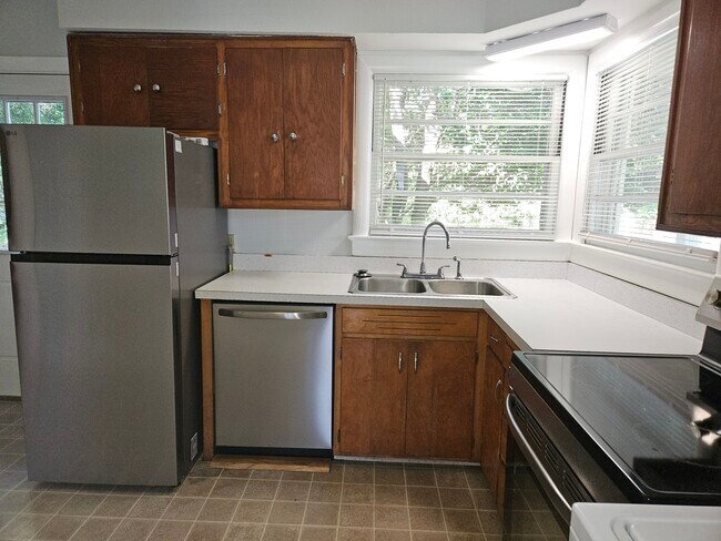 Building Photo - 2309 Camellia Dr