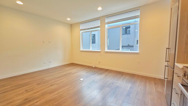 Foto del edificio - Modern 2 Bed 1.75 Bath Townhome in North B...