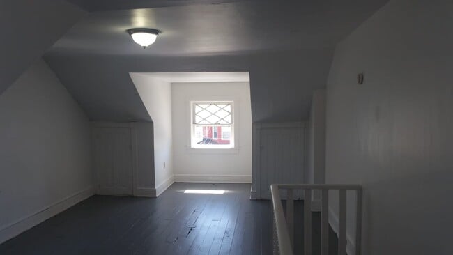 Building Photo - Large home for family!