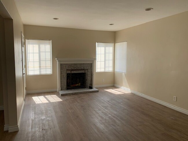 Building Photo - SUN VALLEY/BURBANK ADJ.  UPDATED HOME 3bed...