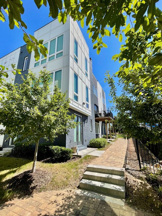 Foto principal - End-unit townhome in Westside Atlanta