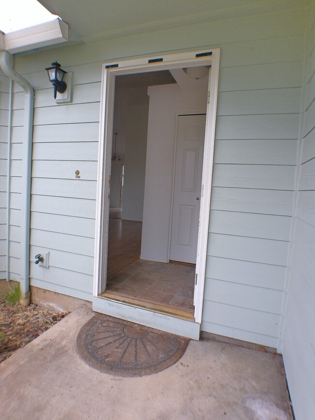 Building Photo - 1115 Swallow Dr NE