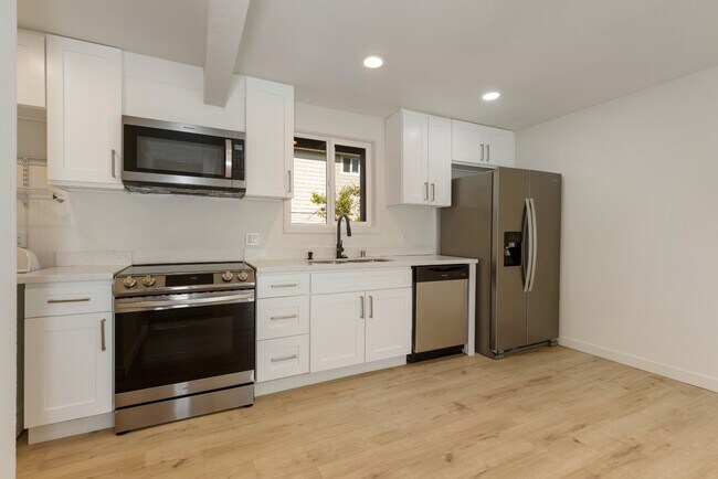 Foto del edificio - Newly Renovated 1 Bedroom in Quiet Pinehur...