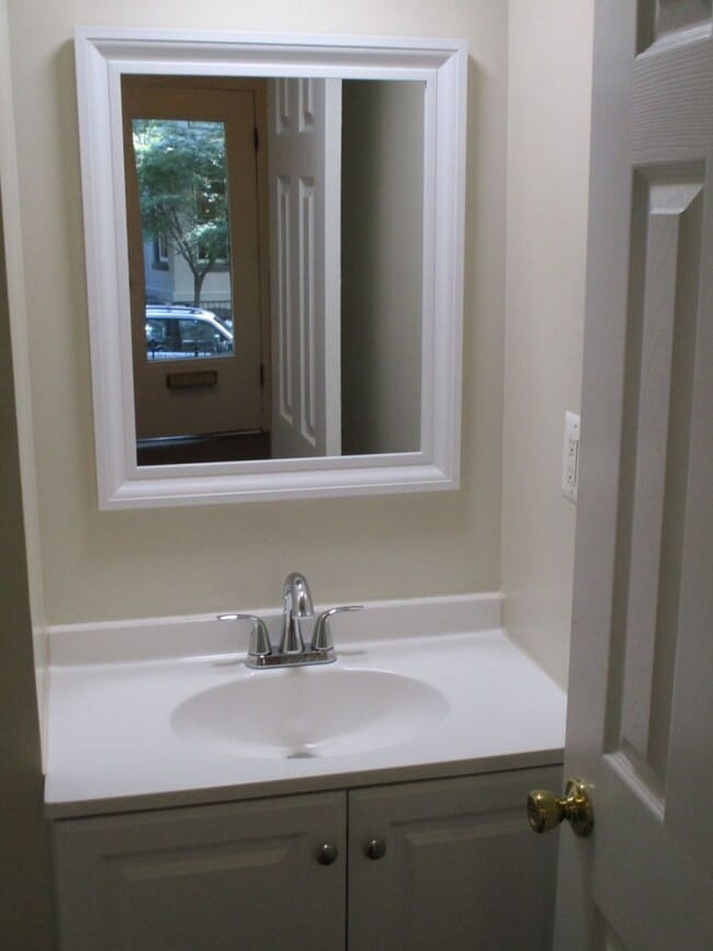 Building Photo - Charming Georgetown Townhouse on a quiet street