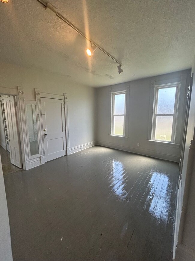 Building Photo - 1201 Huestis Ave