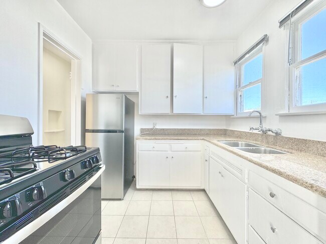 Foto del edificio - 6851 Willoughby Ave
