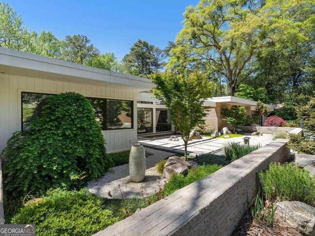 Foto del edificio - 2730 Ridgewood Rd NW