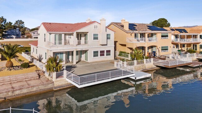 Foto del edificio - 18075 Lakeview Dr