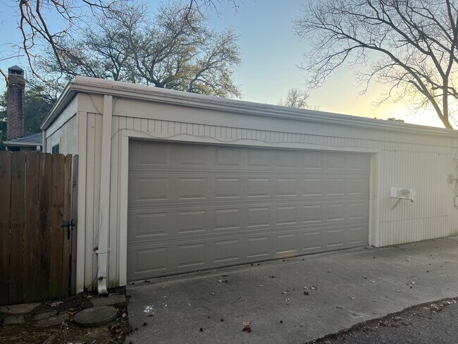 Building Photo - 307 Hampton Ct