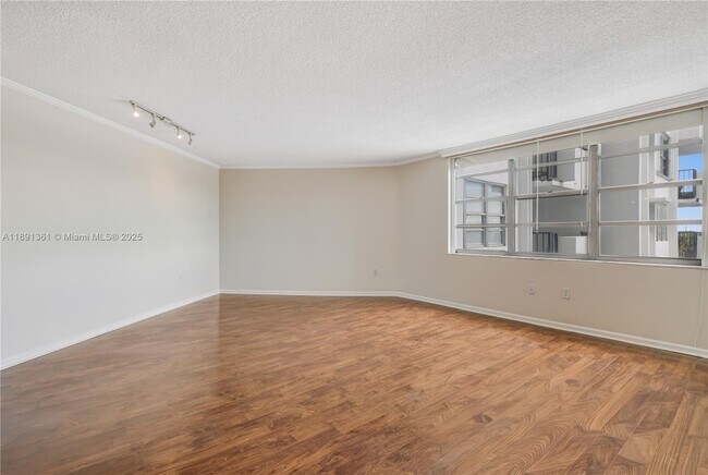Foto del edificio - 2750 NE 183rd St