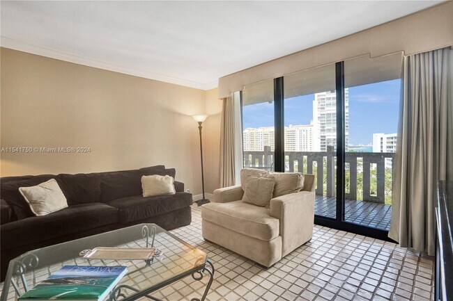 Foto del edificio - 1121 Crandon Blvd
