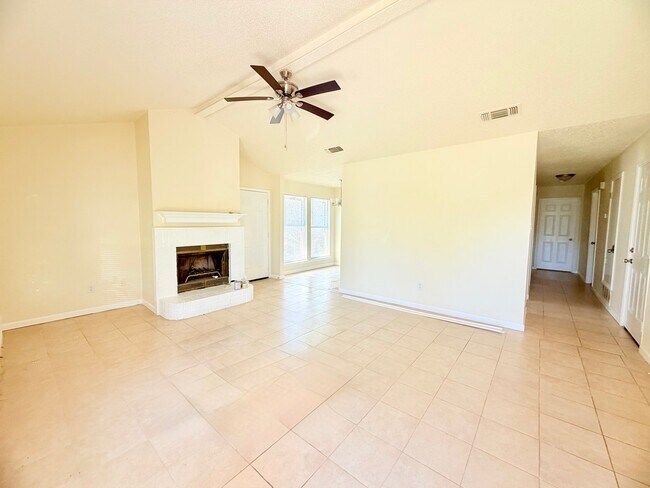 Foto del edificio - 323 Moss Hill Dr