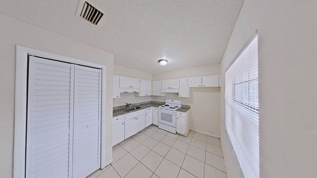 Photo - 923 E Poinsettia Ave Apartment