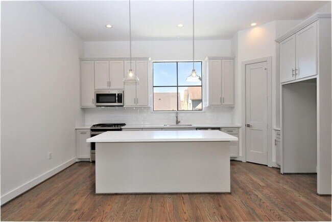 Building Photo - 818 W 22nd St