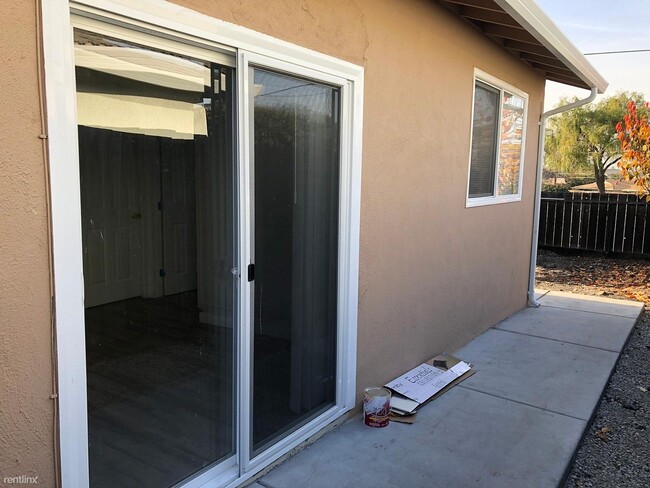 Building Photo - 1121 Kensington Dr