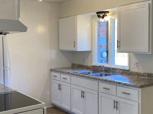 Foto del edificio - 22635 Hill St (1075 N. Ave.)