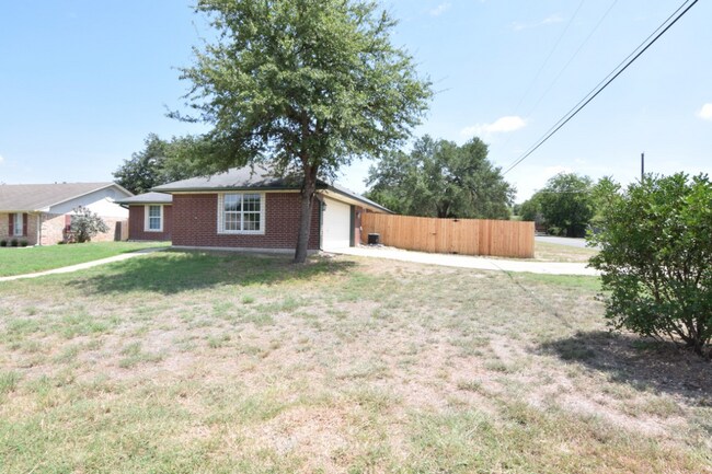 Building Photo - 2 E Maya Ln
