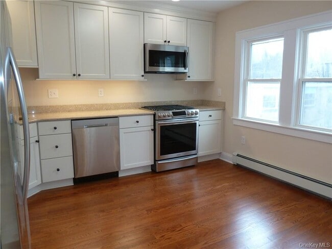 Foto del edificio - 70 Theodore Fremd Ave